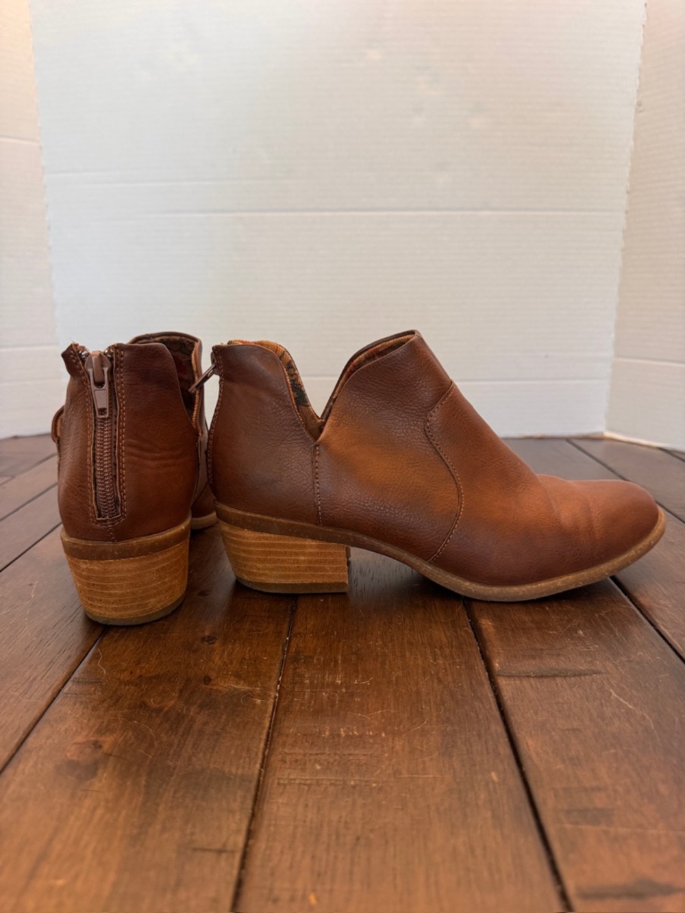 b.o.c Women’s Lucy Tan Leather Chelsea Shooties Ankle Zip Boots 7M Comfort
